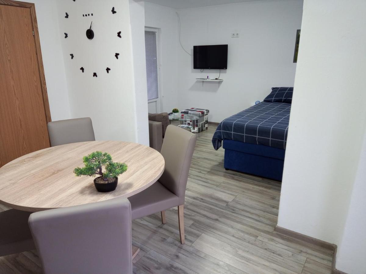 Apartman Borna Оточац Екстер'єр фото
